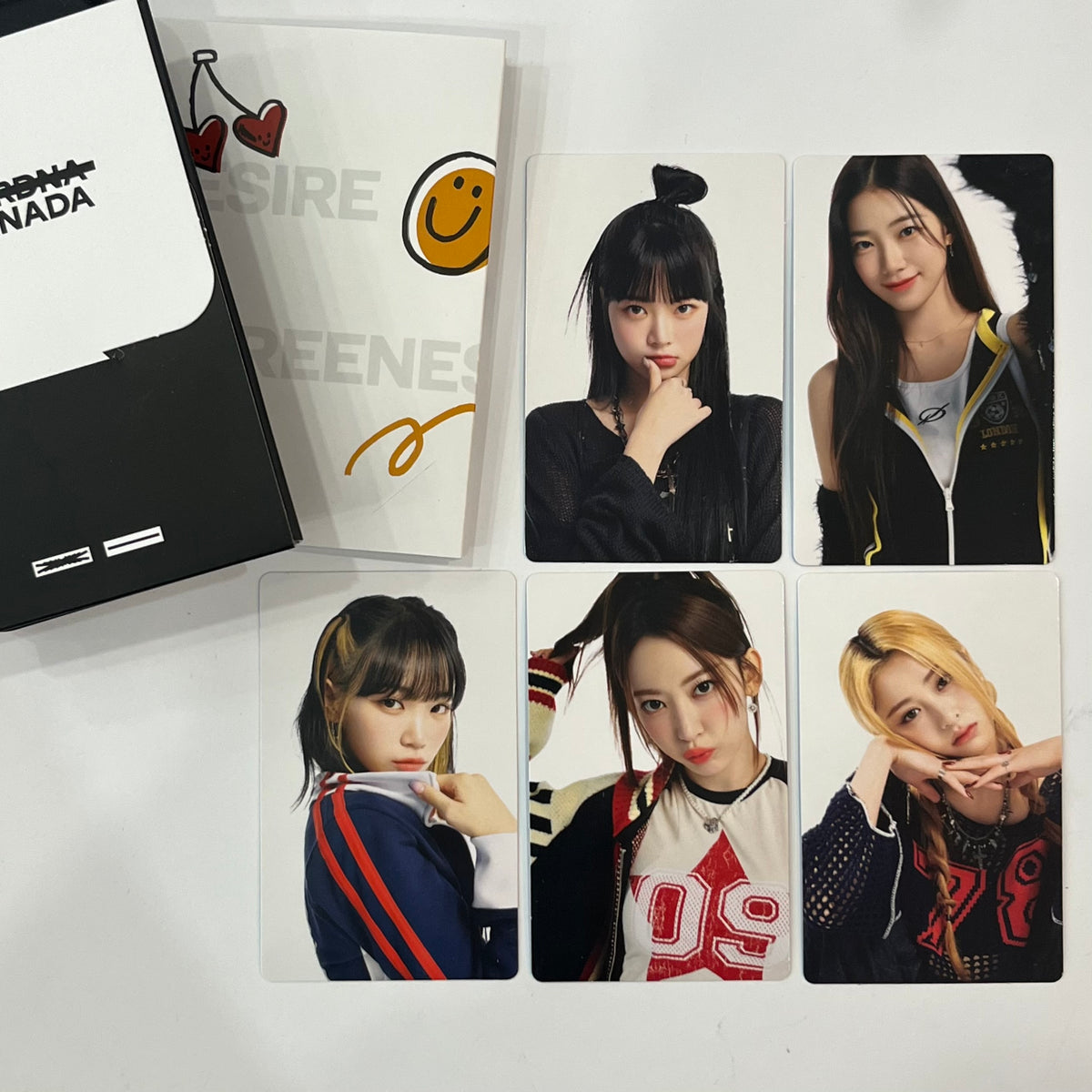 JYP Twice - Feel Special [A ver.] (8th Mini Album) CD+88p Photobook+Lyrics  Paper+5Photocards+Gold Photocard+Folded Poster(A ver.)+Extra Photocard
