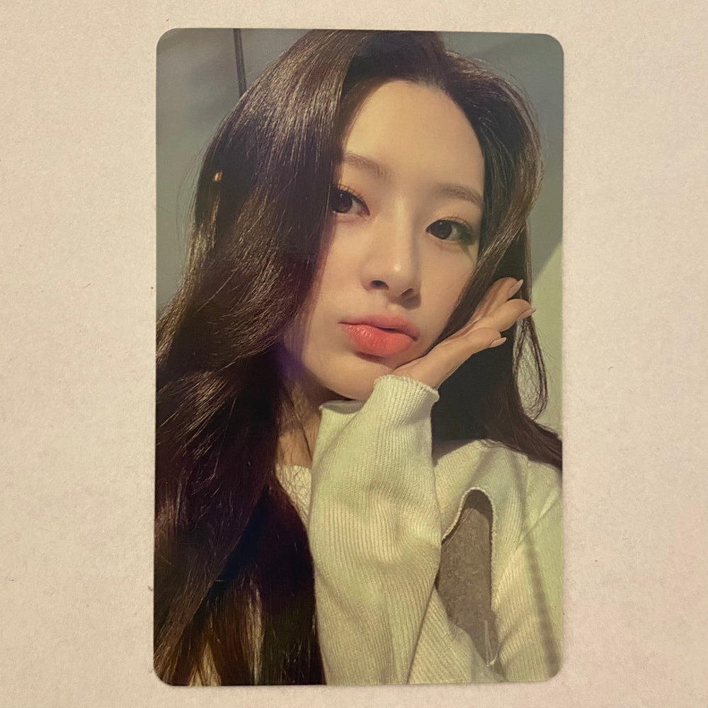 STAYC - YOUNG-LUV.COM Weverse Photocard – K Stars